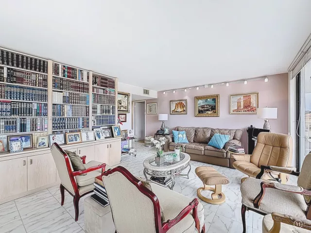 3-bedroom condo for sale in Sunny Isles Beach - 210 174th St 409 - MondialRealty