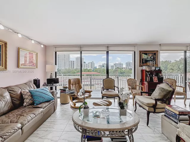 3-bedroom condo for sale in Sunny Isles Beach - 210 174th St 409 - MondialRealty