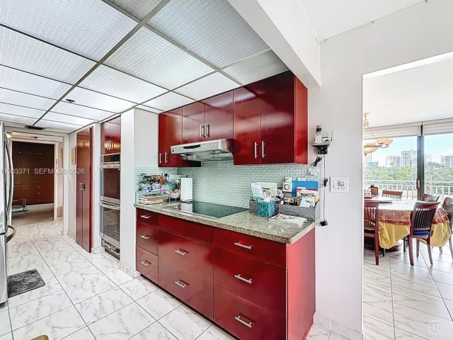 3-bedroom condo for sale in Sunny Isles Beach - 210 174th St 409 - MondialRealty