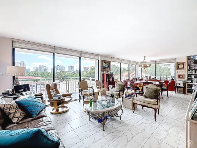 3-bedroom condo for sale in Sunny Isles Beach - 210 174th St 409 - MondialRealty