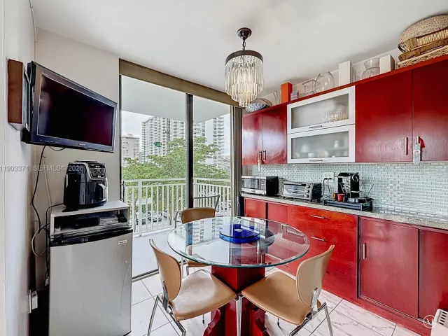3-bedroom condo for sale in Sunny Isles Beach - 210 174th St 409 - MondialRealty
