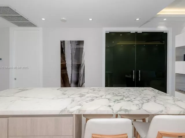 1-bedroom condo for rent in Miami Beach - 2301 Collins Ave PH20 - MondialRealty