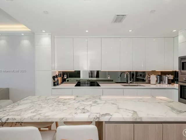 1-bedroom condo for rent in Miami Beach - 2301 Collins Ave PH20 - MondialRealty