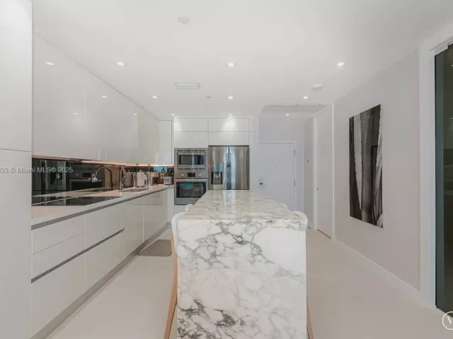 1-bedroom condo for rent in Miami Beach - 2301 Collins Ave PH20 - MondialRealty