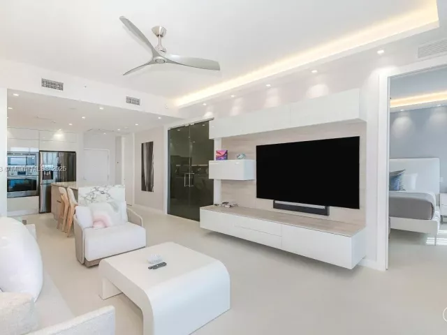 1-bedroom condo for rent in Miami Beach - 2301 Collins Ave PH20 - MondialRealty