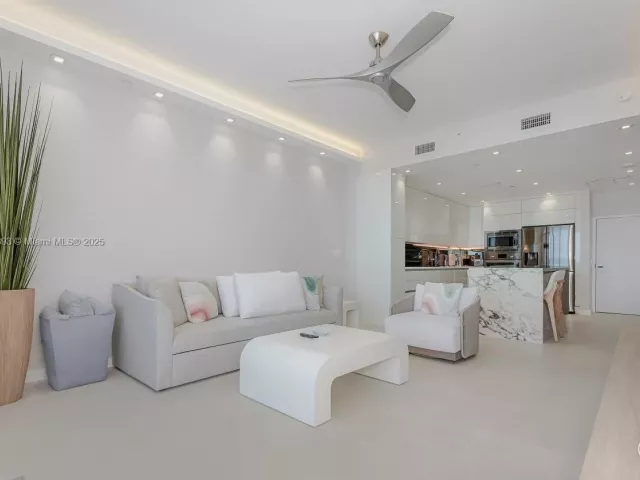 1-bedroom condo for rent in Miami Beach - 2301 Collins Ave PH20 - MondialRealty