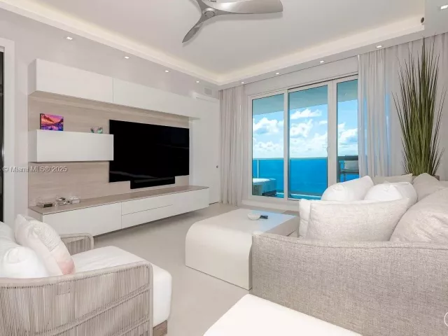 1-bedroom condo for rent in Miami Beach - 2301 Collins Ave PH20 - MondialRealty
