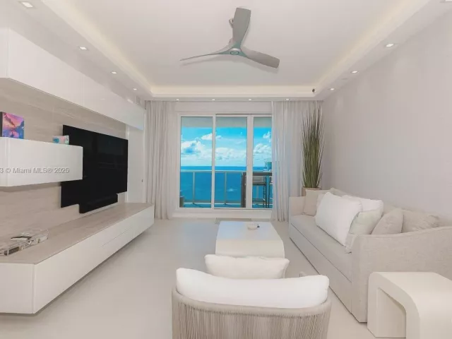 1-bedroom condo for rent in Miami Beach - 2301 Collins Ave PH20 - MondialRealty