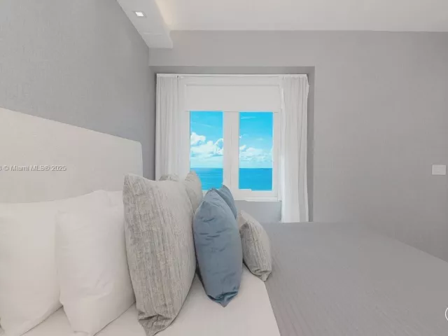 1-bedroom condo for rent in Miami Beach - 2301 Collins Ave PH20 - MondialRealty