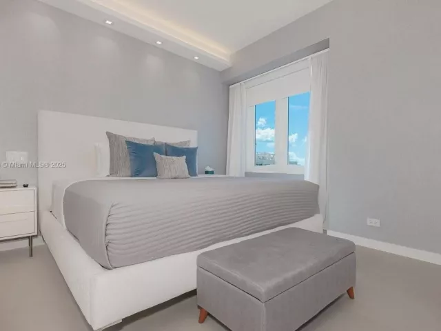 1-bedroom condo for rent in Miami Beach - 2301 Collins Ave PH20 - MondialRealty