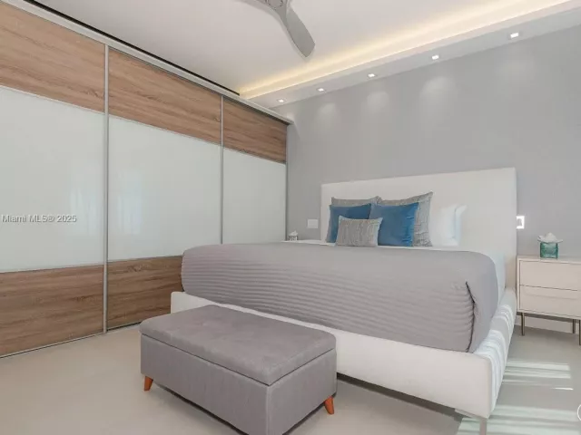 1-bedroom condo for rent in Miami Beach - 2301 Collins Ave PH20 - MondialRealty