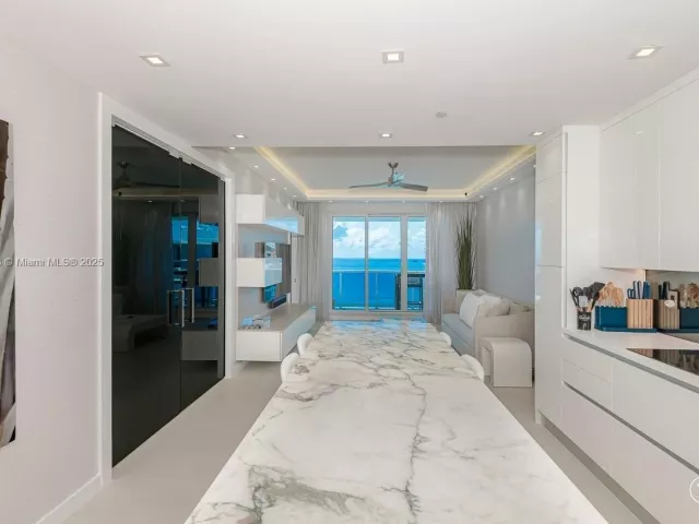 1-bedroom condo for rent in Miami Beach - 2301 Collins Ave PH20 - MondialRealty