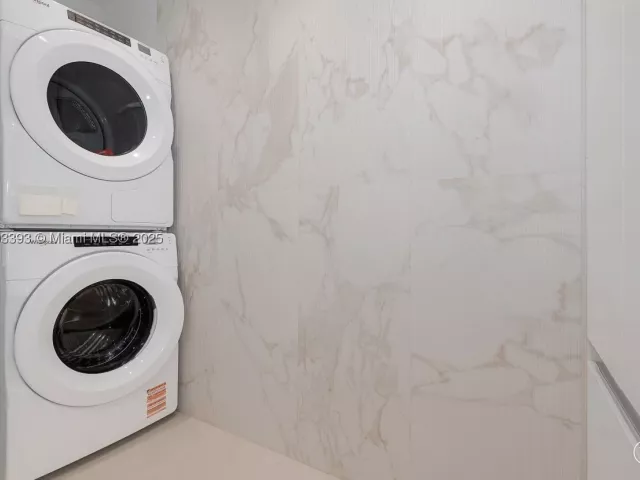2-bedroom condo for rent in Miami Beach - 2301 Collins Ave PH20 - MondialRealty