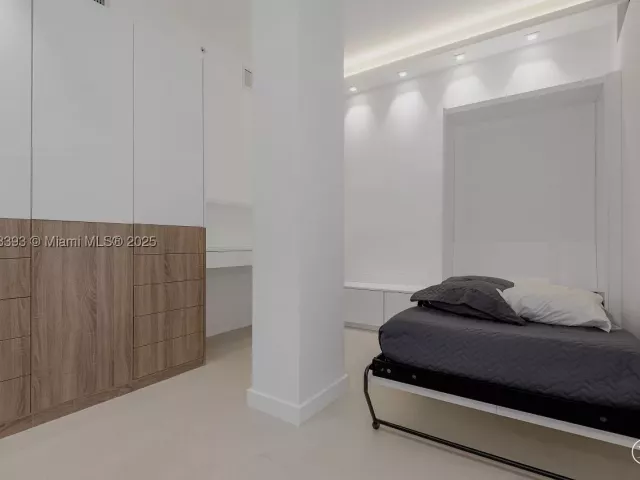 2-bedroom condo for rent in Miami Beach - 2301 Collins Ave PH20 - MondialRealty