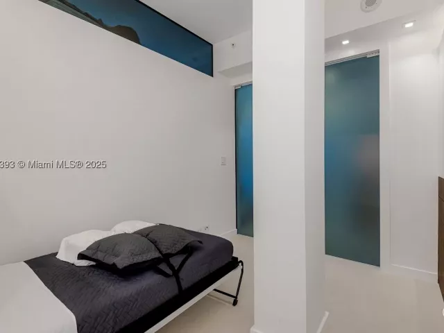 2-bedroom condo for rent in Miami Beach - 2301 Collins Ave PH20 - MondialRealty