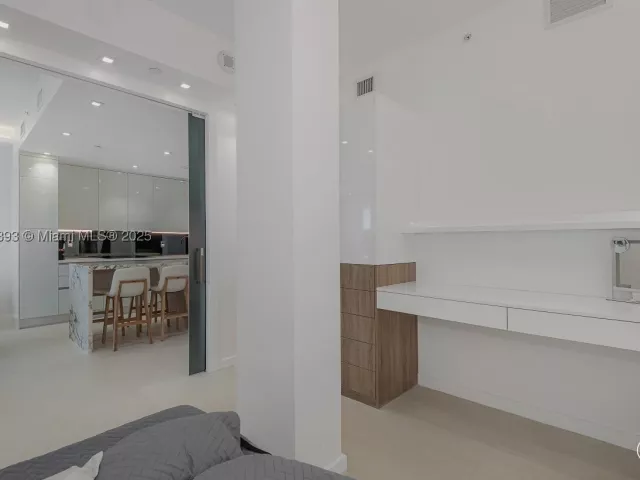 2-bedroom condo for rent in Miami Beach - 2301 Collins Ave PH20 - MondialRealty