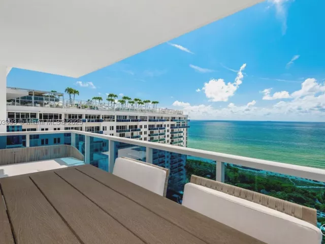 2-bedroom condo for rent in Miami Beach - 2301 Collins Ave PH20 - MondialRealty