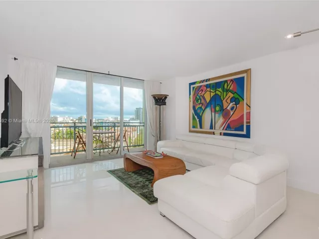 1-bedroom condo for sale in Miami Beach - 90 ALTON RD 1007 - MondialRealty