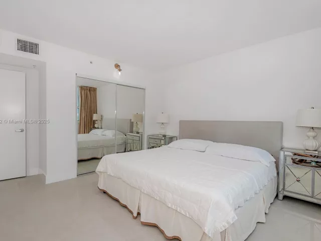 1-bedroom condo for sale in Miami Beach - 90 ALTON RD 1007 - MondialRealty