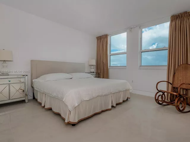 1-bedroom condo for sale in Miami Beach - 90 ALTON RD 1007 - MondialRealty
