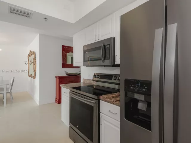 1-bedroom condo for sale in Miami Beach - 90 ALTON RD 1007 - MondialRealty