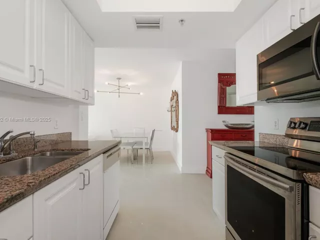 1-bedroom condo for sale in Miami Beach - 90 ALTON RD 1007 - MondialRealty