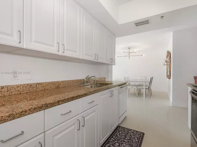 1-bedroom condo for sale in Miami Beach - 90 ALTON RD 1007 - MondialRealty