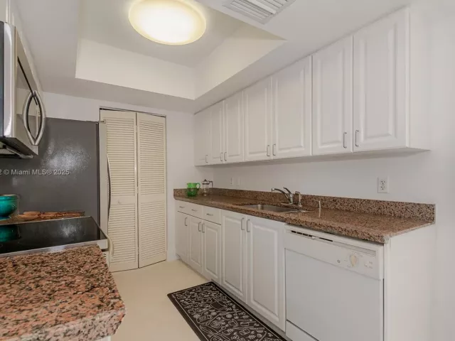 1-bedroom condo for sale in Miami Beach - 90 ALTON RD 1007 - MondialRealty