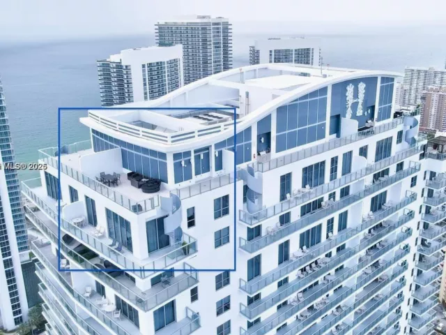 2-bedroom condo for sale in Hollywood - 4010 S Ocean Dr T4302 - MondialRealty