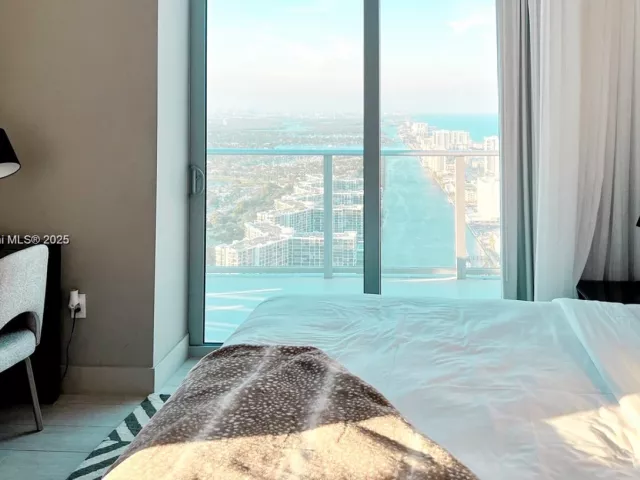 2-bedroom condo for sale in Hollywood - 4010 S Ocean Dr T4302 - MondialRealty