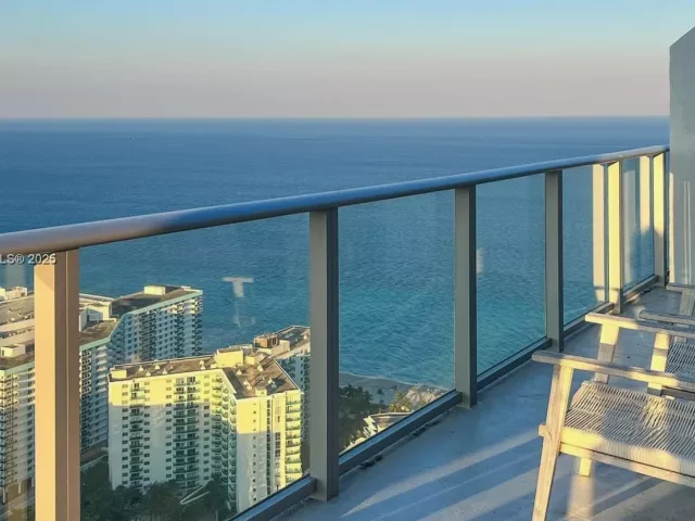 2-bedroom condo for sale in Hollywood - 4010 S Ocean Dr T4302 - MondialRealty