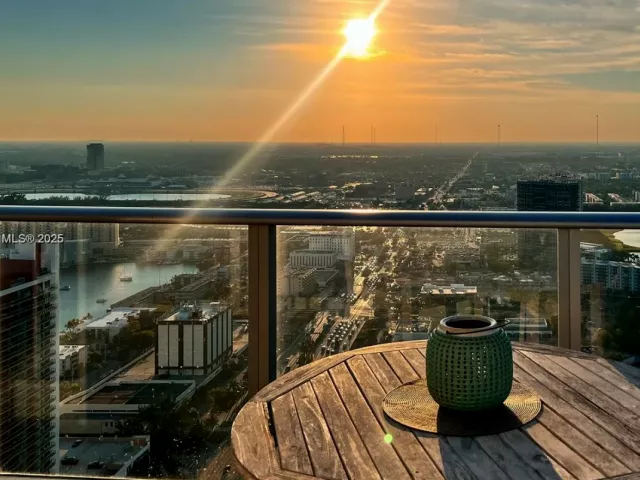 2-bedroom condo for sale in Hollywood - 4010 S Ocean Dr T4302 - MondialRealty