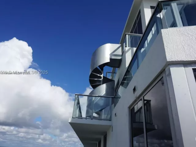 2-bedroom condo for sale in Hollywood - 4010 S Ocean Dr T4302 - MondialRealty