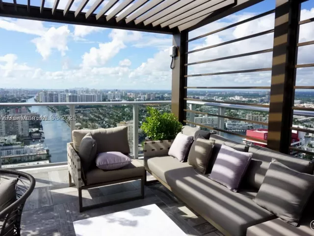 2-bedroom condo for sale in Hollywood - 4010 S Ocean Dr T4302 - MondialRealty