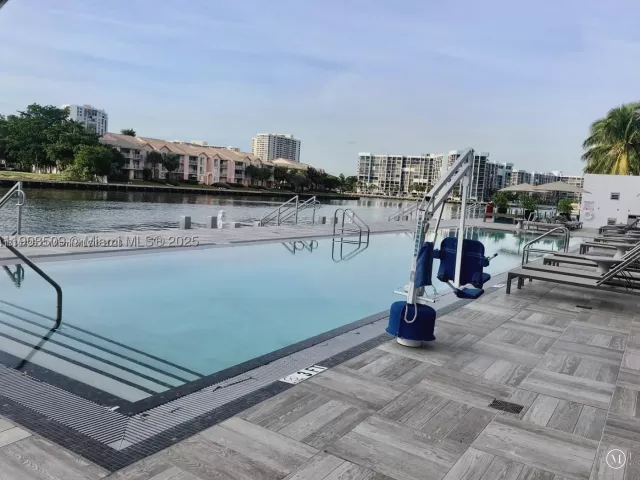 2-bedroom condo for sale in Hollywood - 4010 S Ocean Dr T4302 - MondialRealty