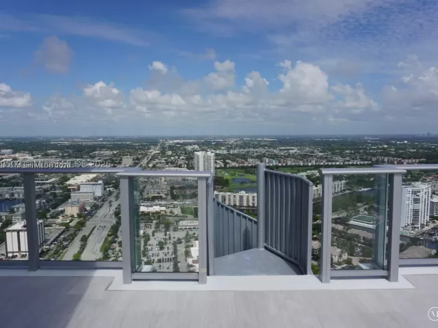 2-bedroom condo for sale in Hollywood - 4010 S Ocean Dr T4302 - MondialRealty