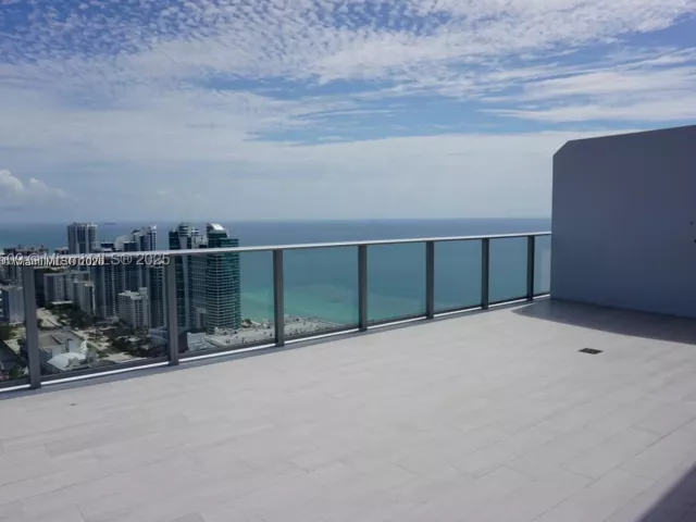 2-bedroom condo for sale in Hollywood - 4010 S Ocean Dr T4302 - MondialRealty