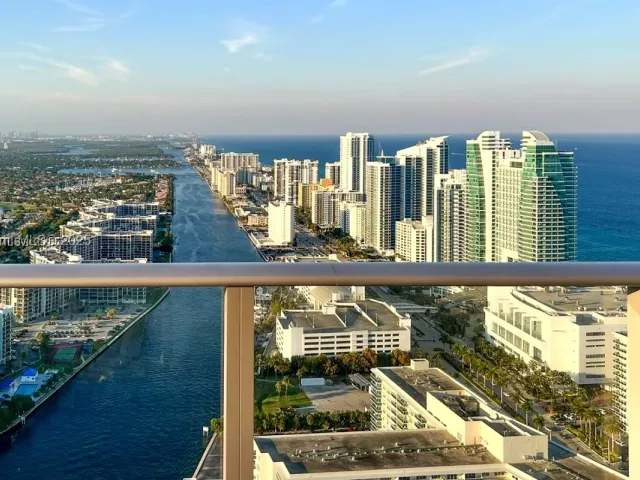 2-bedroom condo for sale in Hollywood - 4010 S Ocean Dr T4302 - MondialRealty