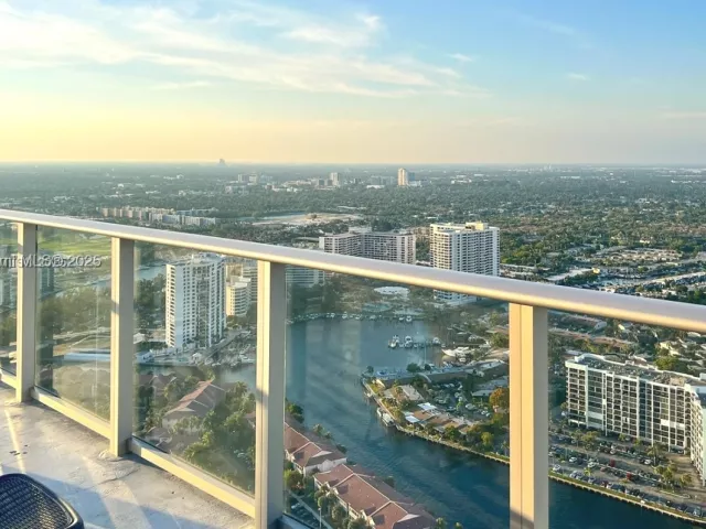 2-bedroom condo for sale in Hollywood - 4010 S Ocean Dr T4302 - MondialRealty