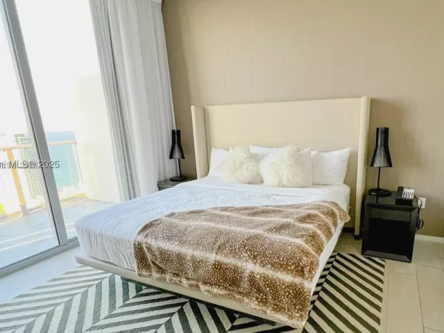 2-bedroom condo for sale in Hollywood - 4010 S Ocean Dr T4302 - MondialRealty
