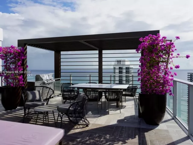 2-bedroom condo for sale in Hollywood - 4010 S Ocean Dr T4302 - MondialRealty