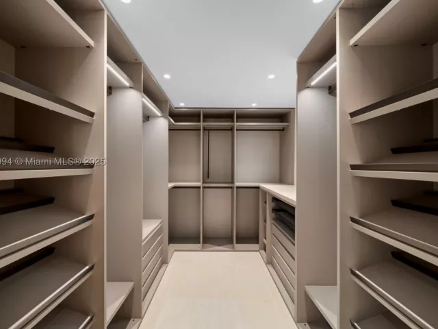 4-bedroom home for sale in Miami Beach - 222 E Rivo Alto Dr - MondialRealty