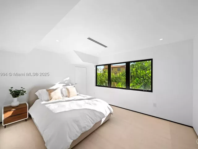 4-bedroom home for sale in Miami Beach - 222 E Rivo Alto Dr - MondialRealty