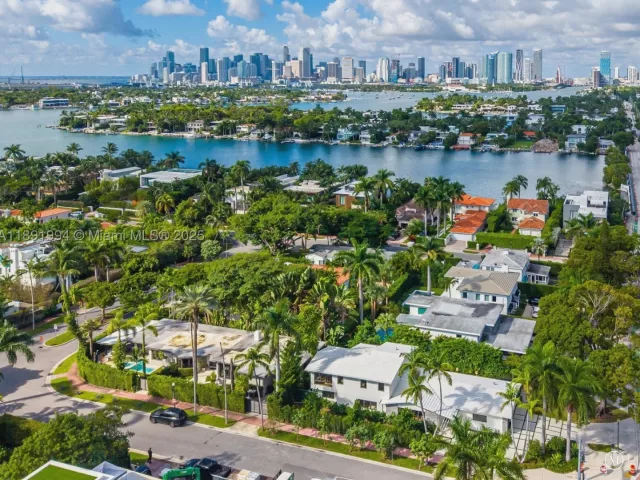 4-bedroom home for sale in Miami Beach - 222 E Rivo Alto Dr - MondialRealty