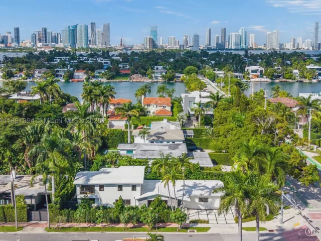 4-bedroom home for sale in Miami Beach - 222 E Rivo Alto Dr - MondialRealty