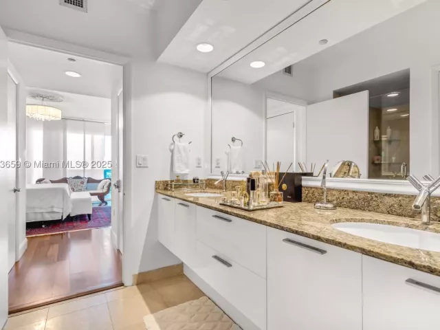 2-bedroom condo for rent in Miami Beach - 400 Alton Rd 2409 - MondialRealty