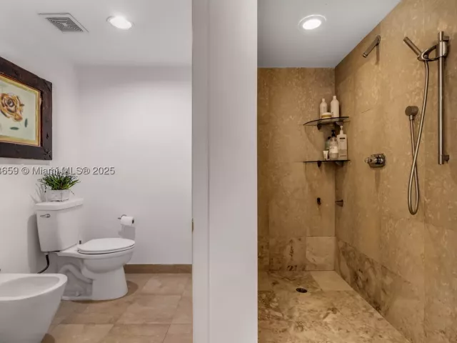 2-bedroom condo for rent in Miami Beach - 400 Alton Rd 2409 - MondialRealty