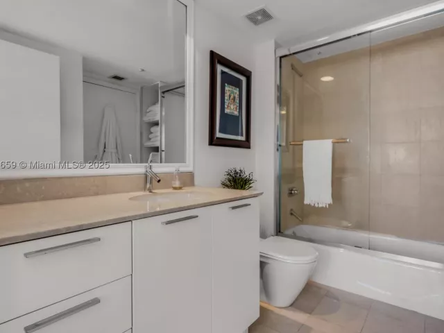 2-bedroom condo for rent in Miami Beach - 400 Alton Rd 2409 - MondialRealty