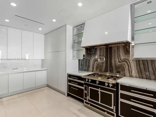 4-bedroom condo for sale in Sunny Isles Beach - 17901 Collins Ave 1803 - MondialRealty