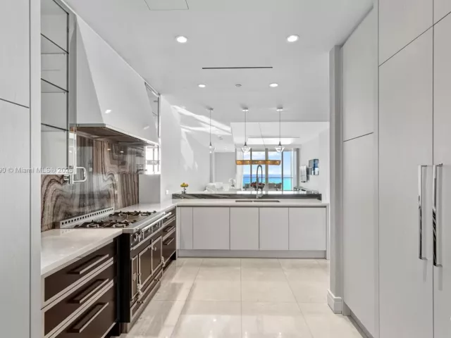 4-bedroom condo for sale in Sunny Isles Beach - 17901 Collins Ave 1803 - MondialRealty